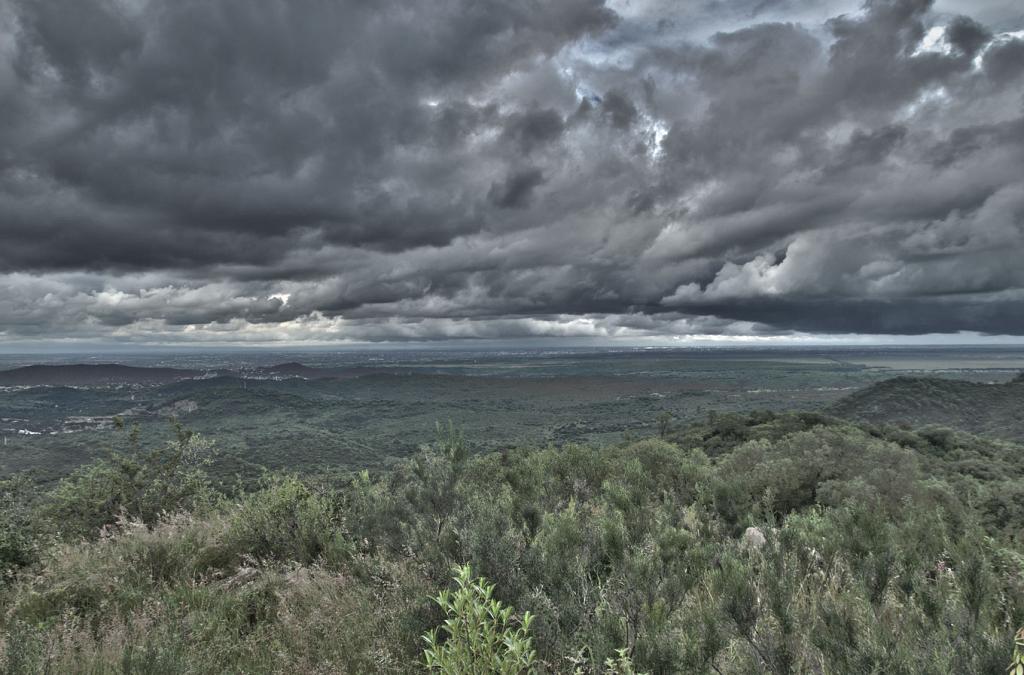 Espectacular panorama desde lo alto de un cerro, en la Reserva Natural Militar la Calera, territorio del altivo Orco Quebracho.